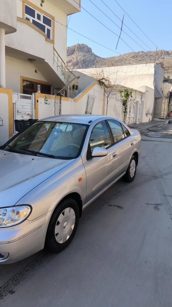 نیسان سەنی 2005 ئاڕمی هەولێرە سەنەوی ویشی لەگەڵایە تەحولی عەسڵە ئەستۆ پاکی بۆ کراوە خەرامەیشی بەشەرت یەک پەڵەی بجوک بۆ یاخی هەیە سەیارەکە فول فولە فۆڕمیکایە کە لەو عەینەک پێشوو دوای کەپسە   جوار دایەی  تازەی لەسەرە دەقەو ڕەقەی بەشەرت نـــرخ $82مـعامەلەیەکی کـەم پەیوەندی ***********
