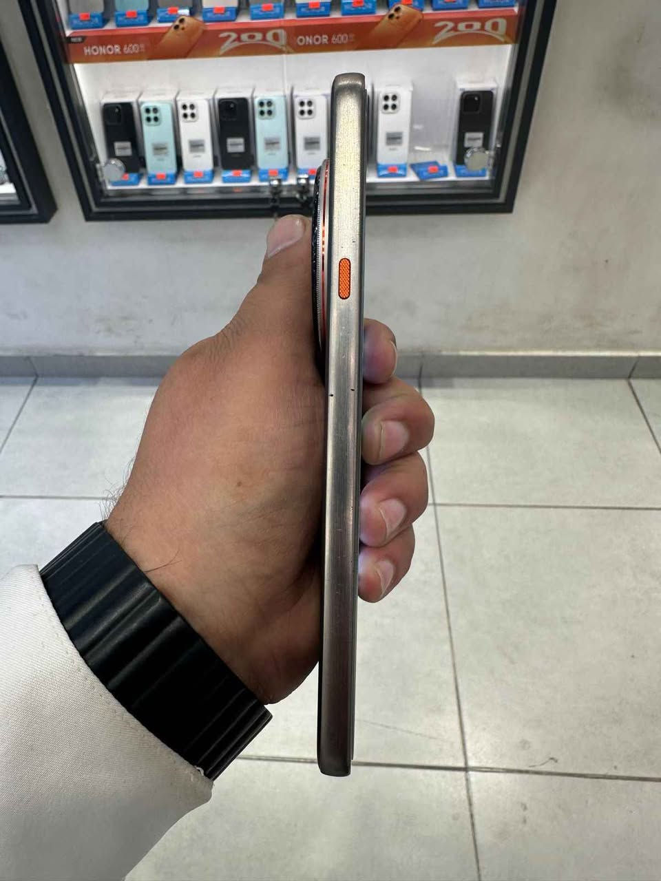 ‏Tecno camon 40 premier 5G
‏
‏فقط للبيع بدون مراوس ✅
‏لا يوجد توصيل ❌
‏لا يوجد توصيل ❌
‏(( فقط جهاز بدون كارتونة وملحقات)) 
‏شاشة LTPO AMOLED 
‏تدعم 144 هيرتز يعني سلاسة فوووول
‏ذاكرة 256/24
‏كامرة 50MP من شركة soony
‏بطارية 5100 تدعم شحن سريع 70 واط 
‏معالج جبار DIMENSITY 8350
‏يعني بوبجي 120 فريم 
‏كامرة تنطيك تصوير 
‏4k 60fps
‏الجهاز كله فول ويخبل
‏فقط العدسة مال كامرة بيها شخوط
‏اثر الكفر بس ابد ما مأثرة علتصوير 
‏وشخوط بسيطة بلشاصي 
‏
‏للبيع بسعر 375 الف وبي مجال حك الجية 
‏عنواني بغداد الشعب 
‏***********
‏ بغداد, العراق
