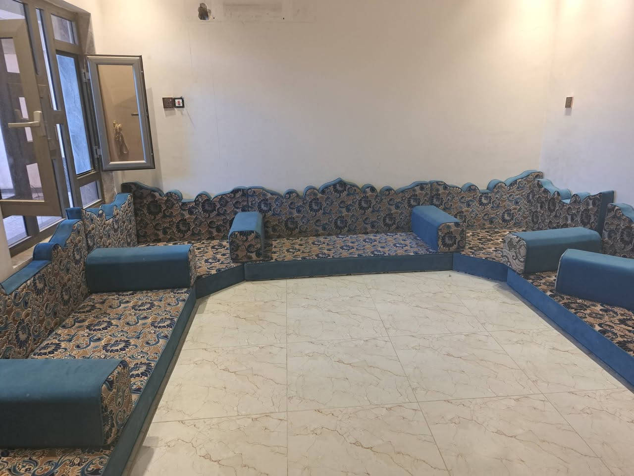 السلام عليكم
جلسه عربيه مستعمله نظيف للبيع 
سعره 600 الف وبيه مجال 
العنوان فلوجة حي التأميم يم أسواق يثرب 
الشراي يتصل على هذا الرقم 
***********
