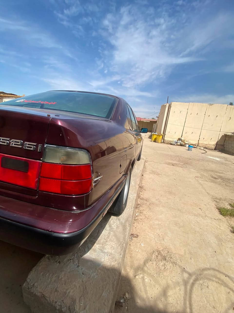 السلام عليكم
 525مسكر عدل موديل 1992 رقم 15انكليزي باسمي 
السيارة مكينة امبدل بيهة كازكيت وعندي الكير تروح الشارة مال نمر وتحرك ثالث واكو فيديو وهية تمشي 
سلايت 
تبريد ثلج 
مراوح كهربائية
غرفتهة 70 ./.
لون احمر خمري 
لايت زنون عالي ناصي اصلي 
صدر خلفي امامي جديد 
زوج تاير جديد 
جام 4كهربائي 
اي بي اس 
شاشة 
ويل خلية 
السيارة كاملة غير الكير 
للبيع او مراوس 
السعر 50 مكانهة بغداد المدائن 
***********
