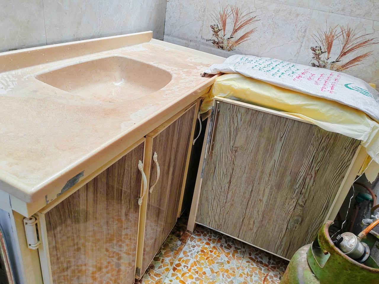 اغراض  للبيع
تخت نفر للييع ب ٢٠
وكاونتر مطبخ. متر ونص  ٣ ابواب مع سنك كرانيت  مع كاونتر باب واحد وطباخ  بسعر  ١٢٥.  المكان القوسيات  ***********
