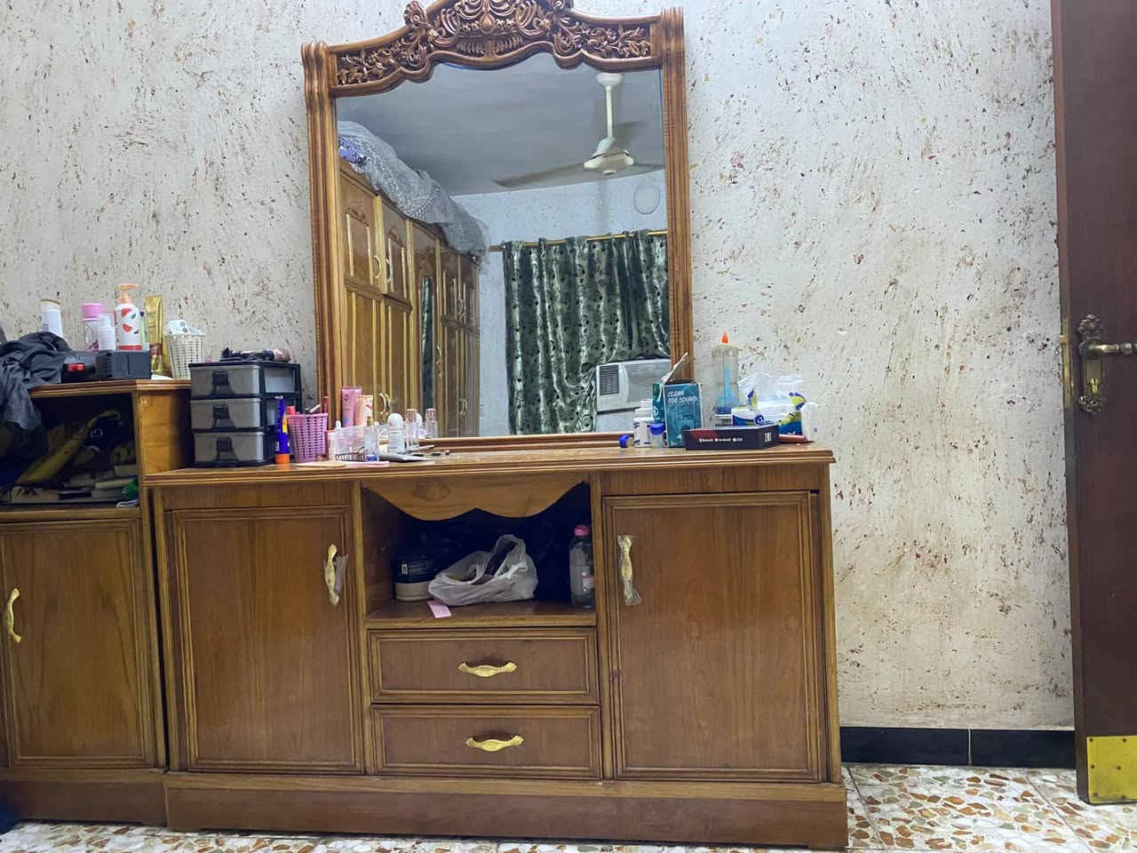 السلام عليكم
غرفة نوم للبيع شغل خاص نظيفه ومابيها اي ضرر صار اقل من سنة من اخذتها سبع قطع العنوان بغداد الاعلام 
ب 900 
***********
