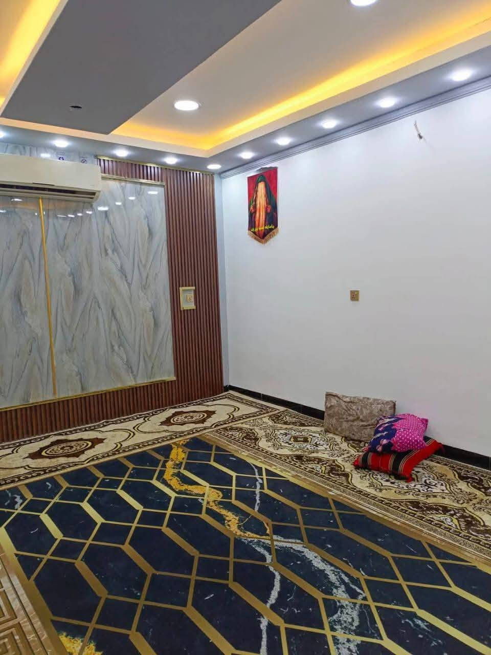 بيت للبيع زراعي 117
المساحة 250 بناء جديد  4 غرف
الطابق الاول 2 غرف + صالة + استقبال + مطبخ + حمام 
الطابق الثاني 2 غرف + صالة + حمام 
مكاني بغداد المدائن مقابيل قاعة اوسكار
للاستفسار ‏ *********** ‏ واتساب
