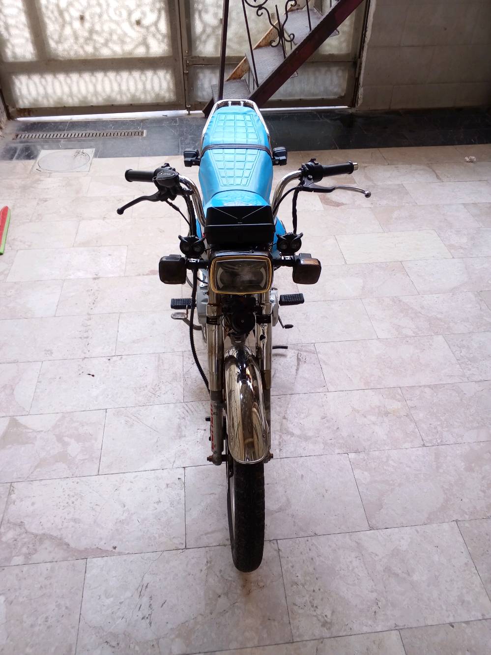 سلامه عليكم شباب دراجه ايراني سونك موديل2023 150s دراجه حلوه او تخبل كامله من كلشي كهربائيات  مكينه ناعمه بس بيها شغله مادري شنو دخت بيها جبت الها باتري جديد او كتف شحن جديد او ما جاي ادير سلف بس من أجطلها على باتري تشتغل سلف كبل فا مادري ليش هاي الحالها بيها فا هاي الدراجات كدامك كامله من كلشي سعرها 600 أو بيها مجال رقم *********** مكاني بغداد  الحبيبيه