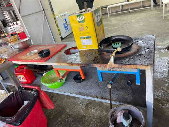 شواي كباب مع بلور شيلمانه قويه السعر ٢٠٠ الف 
كرل بركر وفلافل جاهز جدا نظيف مع ميز ستيل السعر ٢٠٠ الف 
جامخانه مع كناره ستيل مع بنكه جام ٦ ملم 
وديلاب وحديد ثخين السعر ٣٥٠ الف 
طباخ ٤ عيوني وميز كامل مال طبه ٧٥ الف 
ميز وبي عيون ثنين مال ريوكات ب٧٥ الف 
قناني غاز عدد ٣ السعر ٦٠ الف الوحده 
مجمد حجم وسط جديده ستعمال قلبل ب٢٠٠ الف 
براد عامودي جديد وستعمال قليل ب٢٠٠ الف 
سنك سعره ب٥٠ الف 
نركيل عدد ٨ جاهزات ب٢٥ الف الوحده 
شياش كباب ستيل وتكه ب٧٥ الف شلع 
مكاني بغداد البياع 

جنبر جاي كامل مكمل ب٣٥٠ الف

***********
