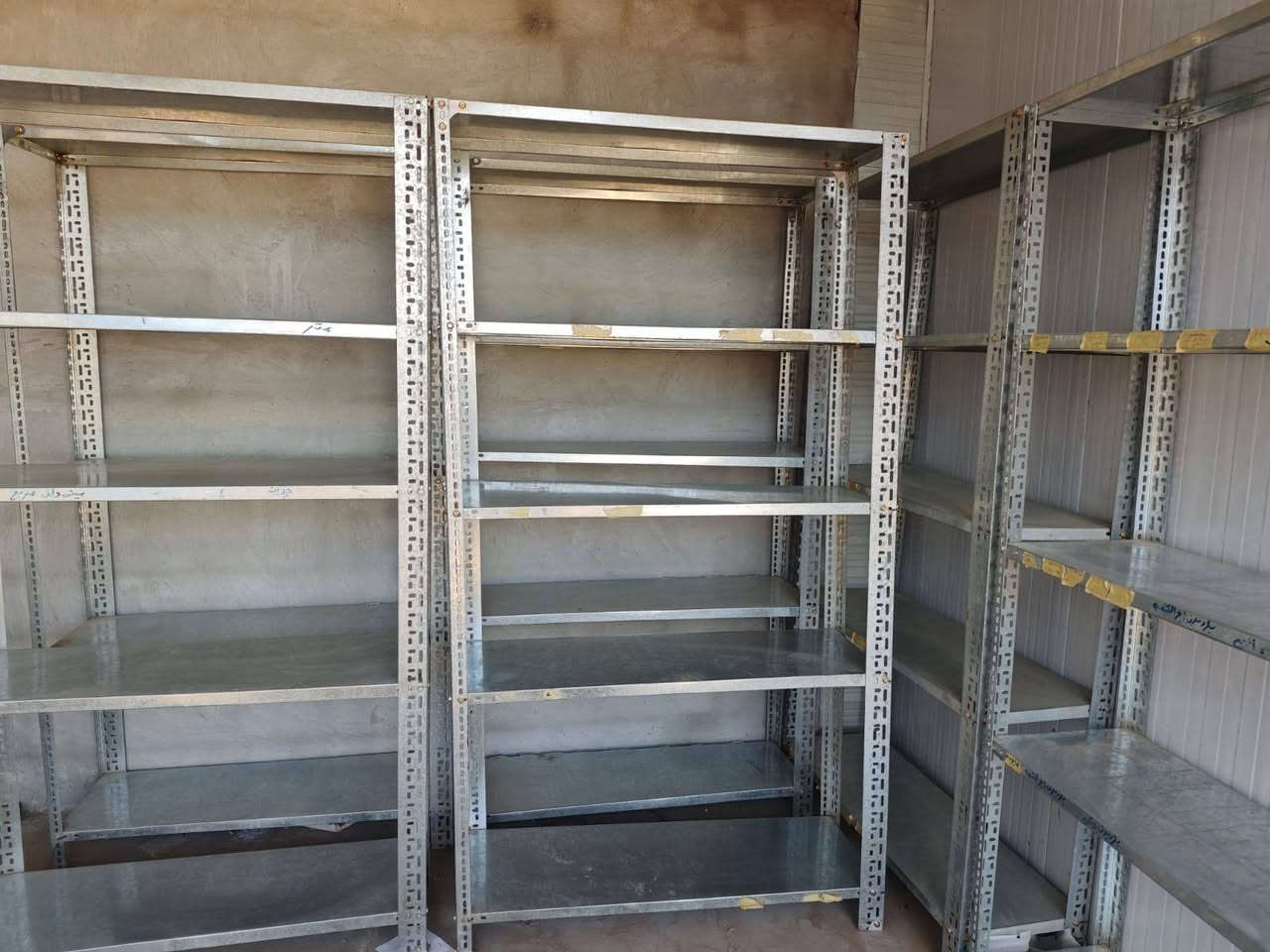 رفوف عدد 7 بعدهن جدد ما مستخدمات  سعر الرف 55 الف وبي مجال مكاني بغداد التاجي ***********
