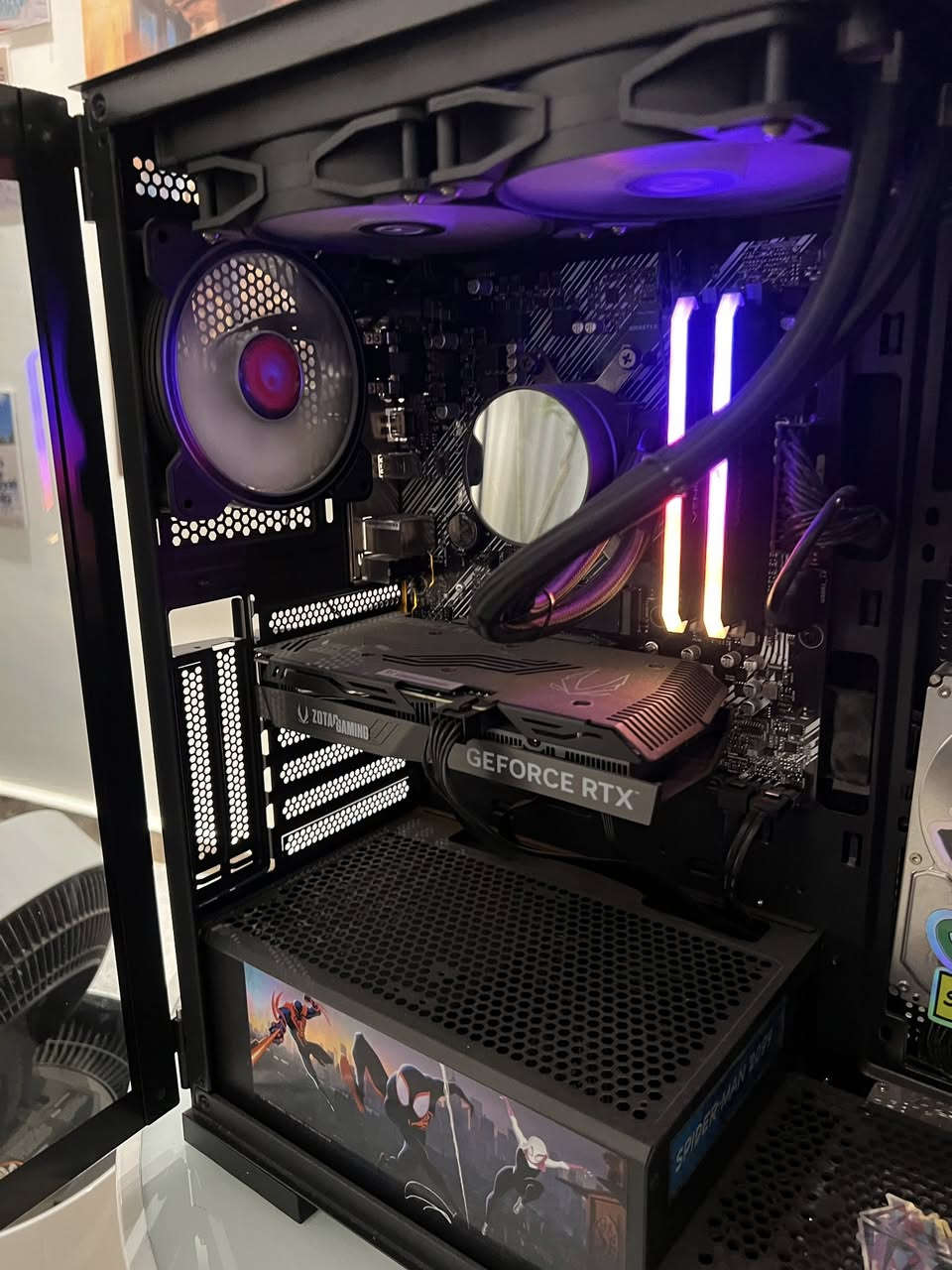Pc للبيع
مواصفات 
Cpu AMD RAYZEN 7 5800X TRY -PCI

MB ASUS PRIME B550M-K -PCI

VGA PC CARD ZOTAC RTX 4060 Spider Man 8GB OC -Pci 

DDR4 PC Corsair Vengeance RS RGB 64 gb 

512gb ssd m.2 nvme
1T ssd m.2
2TB hdd
 
Case ATX RAPTOR 290-XL

Fan pc cooling aerocool pulse l240f 240m ARGB

للبيع نضافه فول ممتعوبه تجي تجيك وتفحص متوازي على بيعتهه


**إذا كنت صاحب هذا الإعلان وتريد حذفه لأي سبب، رجاءا أرسل رسالة إلى الدعم الفني**