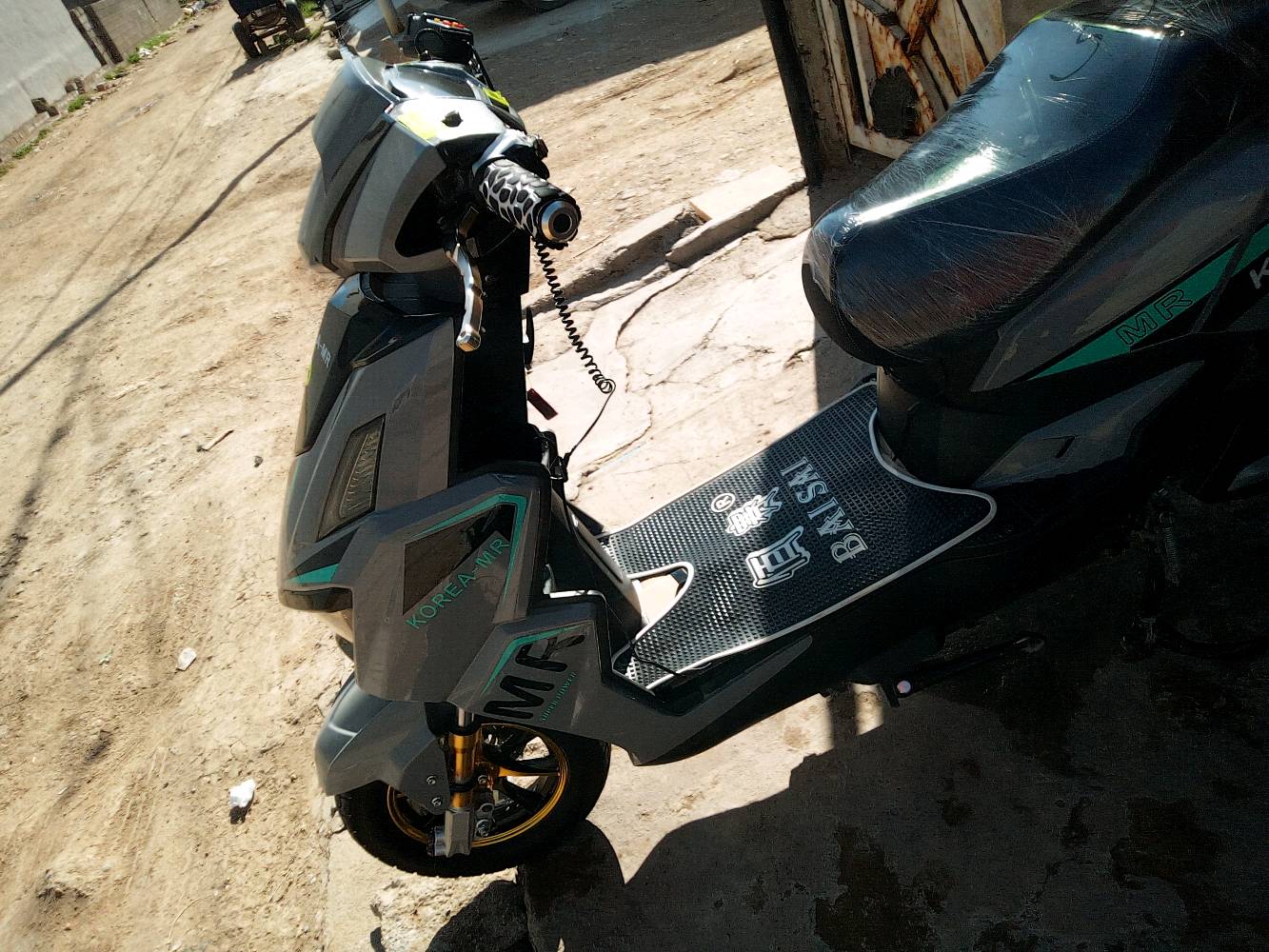 
السلام عليكم 
عندي سكنس للبيع شحن لايوجد توصيل 
مواصفات معروفه 
6 بطاريات دبل شرط الفحص 
4 نمر 
لايت علي ناصي ورماش ثلجي 
بي نضام رجوع اللخلف 
وبي مدخل يو اس بي 
وبي گثير مواصفات داخل الخاص 
.
مكاني موصل ايسر حي الفلاح الأولى يم تيم مارت يم مدخل المرور 