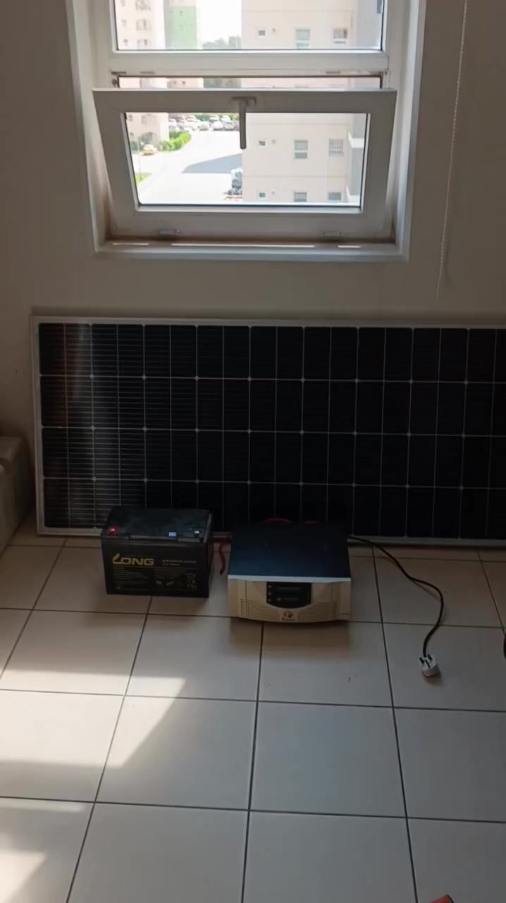 سلام عليكم.. منظومة متكاملة للطاقة الشمسية.. 
تنطيك على الشمس بحدود واحد امبير .. وعلى البطارية بحدود 4 امبير.. 
الأسعار كالاتي 
اللوح مساحة بحدود واحد ونص في 700 .. يعطي 200 واط 
والبطارية جافة 100 امبير
والعاكس تقريبا  4 امبير 
.. 
الأسعار 
.....
سعر اللوح : 75 الف 
البطارية : 125
العاكس : 150 
.. 
المجموع الكلي 350 الف المنظومة كاملة .. وابيع أجزاء أو المنظومة كلها 
.. 
الأسعار نهائية 
..
اخوان المنظومة ممتازة كطوارئ وعن تجربة .. وربي  يكفيكم من الطوارئ .
الهاتف ***********
