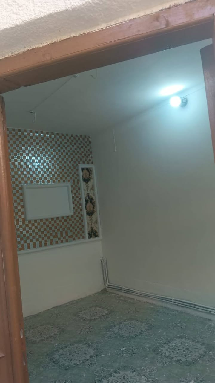 السلام عليكم بيت للبيع مساحته ميت متر العنوان وردية داخل نزلت سعد بيجو رابع بيت على شارع الزوار السعر 49 وبي مجال غرفتين غرفه طابق ثاني واستقبال وهول ومطبخ 
الرقم للتواصل ***********
