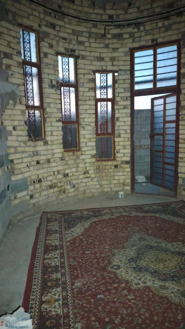 السلام عليكم 
دارين طابو زراعي سند ٢٥ بيهن معامله تطويب 
الدار الاول ١٠٠ متر 
يحتوي على صالة واستقبال ومطبخ وصحيات داخلية وخارجية 
والدار الثاني ٢٠٠ متر 
يحتوي على غرفتين وصاله واستقبال وصحيات داخليه وخارجية ….

الأساس مسلح والسقف عگاده  والبناء طابوك وبلوك + شتايگر للسطح كامل وسطحهن موحد
الأرضية بورسلين +ماء كهرباء متوفرات 
الموقع قرب ملعب السنبله ١٠٠ متر عن الشارع العام الرئيسي وجدا مناسب بسعر كاع تره
الاتصال ***********
