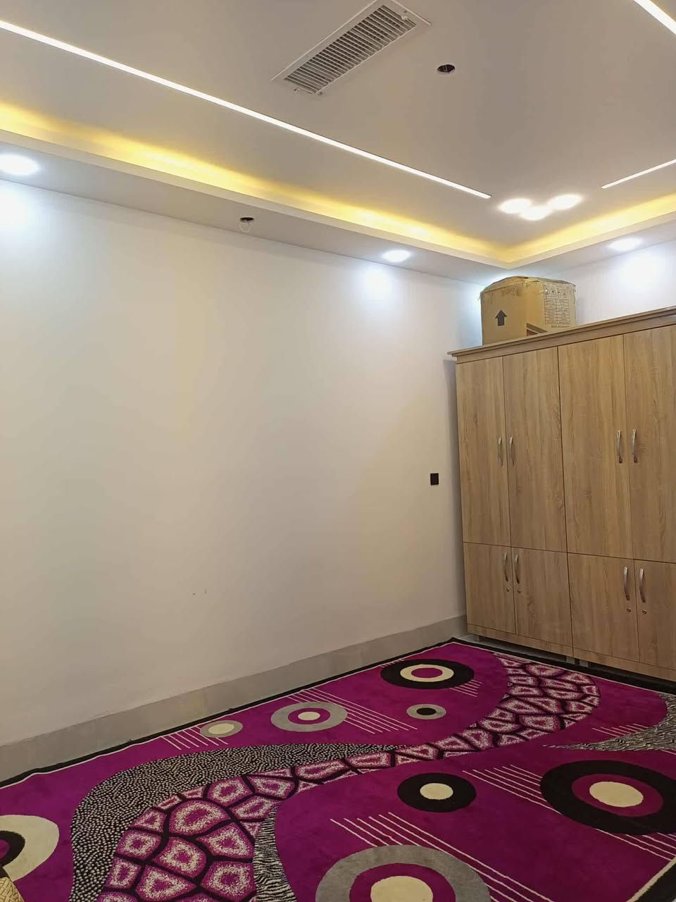 سلام عليكم من بيت للبيع موقع خانقين حي العمال خلف اسواق الوند200م يحتوي البيت على 2 غرف نوم استقبال هول داخلي مطبغ حار بارد  حمام تواليت داخلي وخارجي بي نظام  دكت مركزي البيت فول مغربي او كاشي  سعر البيت 125مليون بي مجال البيت مطلوب اسكان 42مليون  رقم الهاتف ***********  ***********بي واتساب
