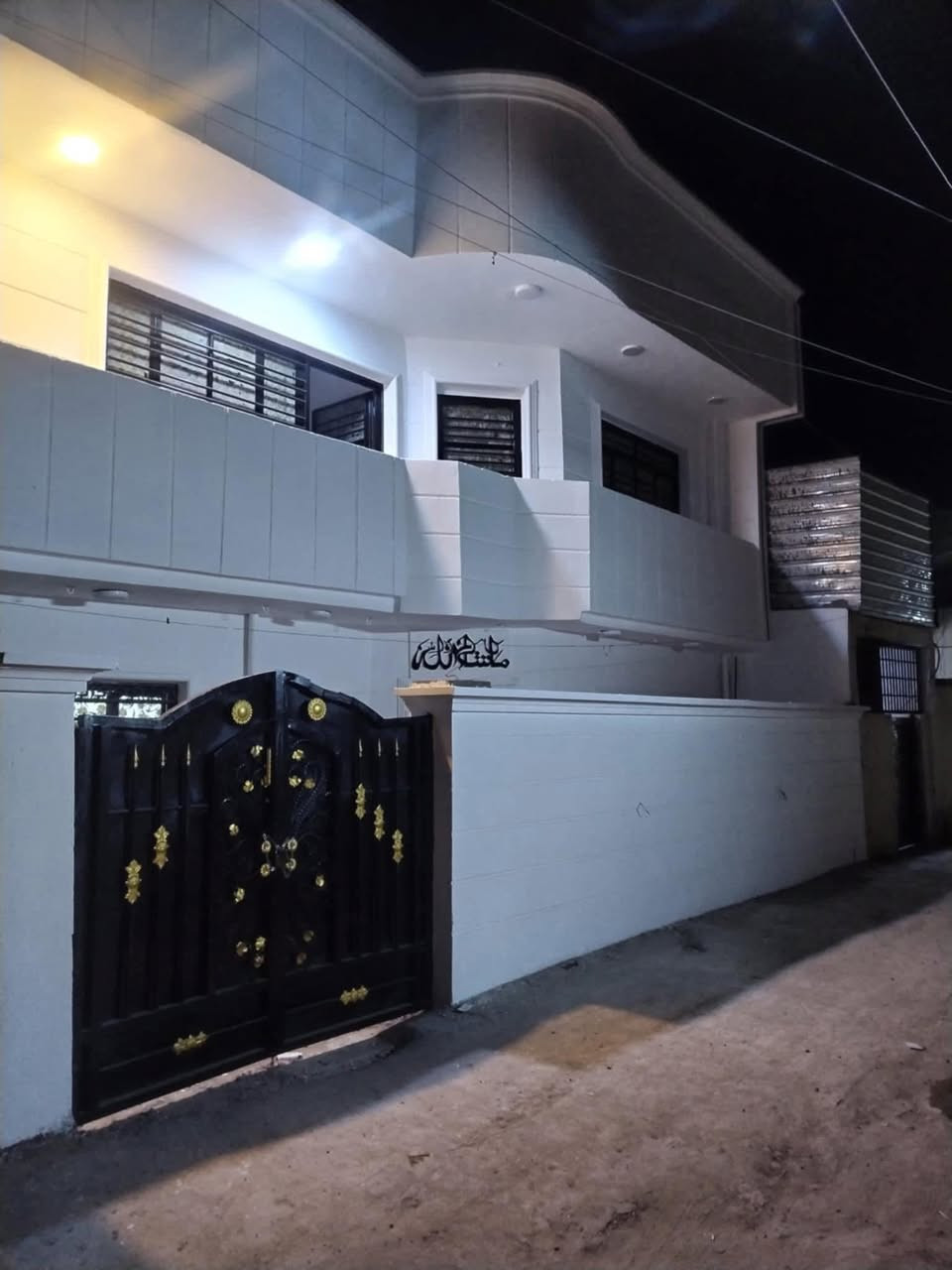 بيت للبيع طابو زراعي سند 25
المساحة 125 متر 
طابقين 

الطابق الاول يحتوي على 
غرفة
استقبال
مطبخ
وحمام 

الطابق الثاني 
3 غرف 
وحمام 
بيتونه
وسطح كبير 

📍العنوان شهداء البياع قرب حسينية حسن العسكري 
للتواصل خاص او على الواتساب ***********
