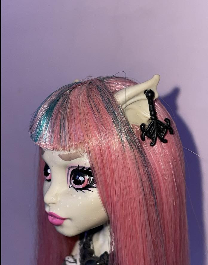 متوفر للمزاد لعابة مونستر هاي شخصية روشيل غويل (Rochelle Goyle) الاصدار الاولي اصدار 2012، القطعة نادرة صعب تتحصل وبحالة مناسبه موضح كلشي بالصور. مغسولة يدوياً شعرها نظيف خالي بالكامل من الصمغ. يجي وياها ستاند، اعرف هواي رح يريدوها وما اعرف بشكد ابيعها فا رح اعرضها مزاد وابيعها اعلى سعر 🤷🏻‍♀️. متوفر توصيل كامل العراق.


**إذا كنت صاحب هذا الإعلان وتريد حذفه لأي سبب، رجاءا أرسل رسالة إلى الدعم الفني**