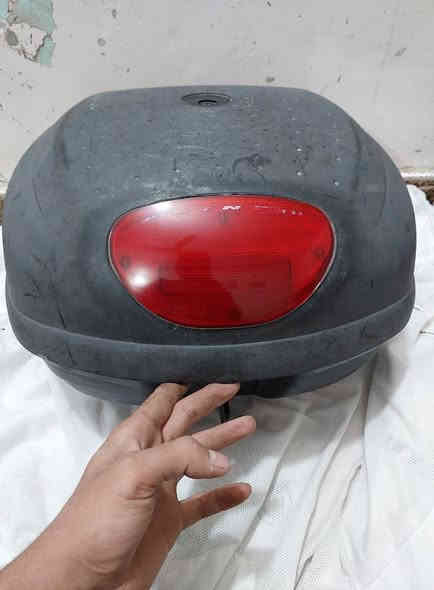 سلام وعليكم صندوق دراجة بالة ياباني قفل سويج صندوق كبير سعر 60 الف فقط توصيل موجود *********** سلفر ونج تي ماكس فورزة بيسي اكس
