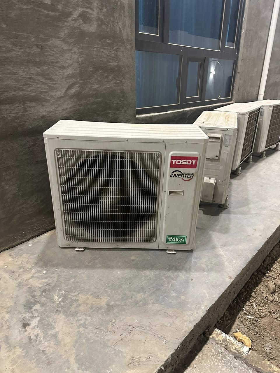 السلام عليكم 
عندي 4 سبالت TOSOT حجمهم 2 طن بعدهم جديدات 3 كمبريسر واحد امفريتر بي عطل يسرب غاز بس نقصه كمبريسر اصدارهم 22 سبالت كلش جديده امانه الله 
للاستفسار ع الرقم واتساب 
***********
