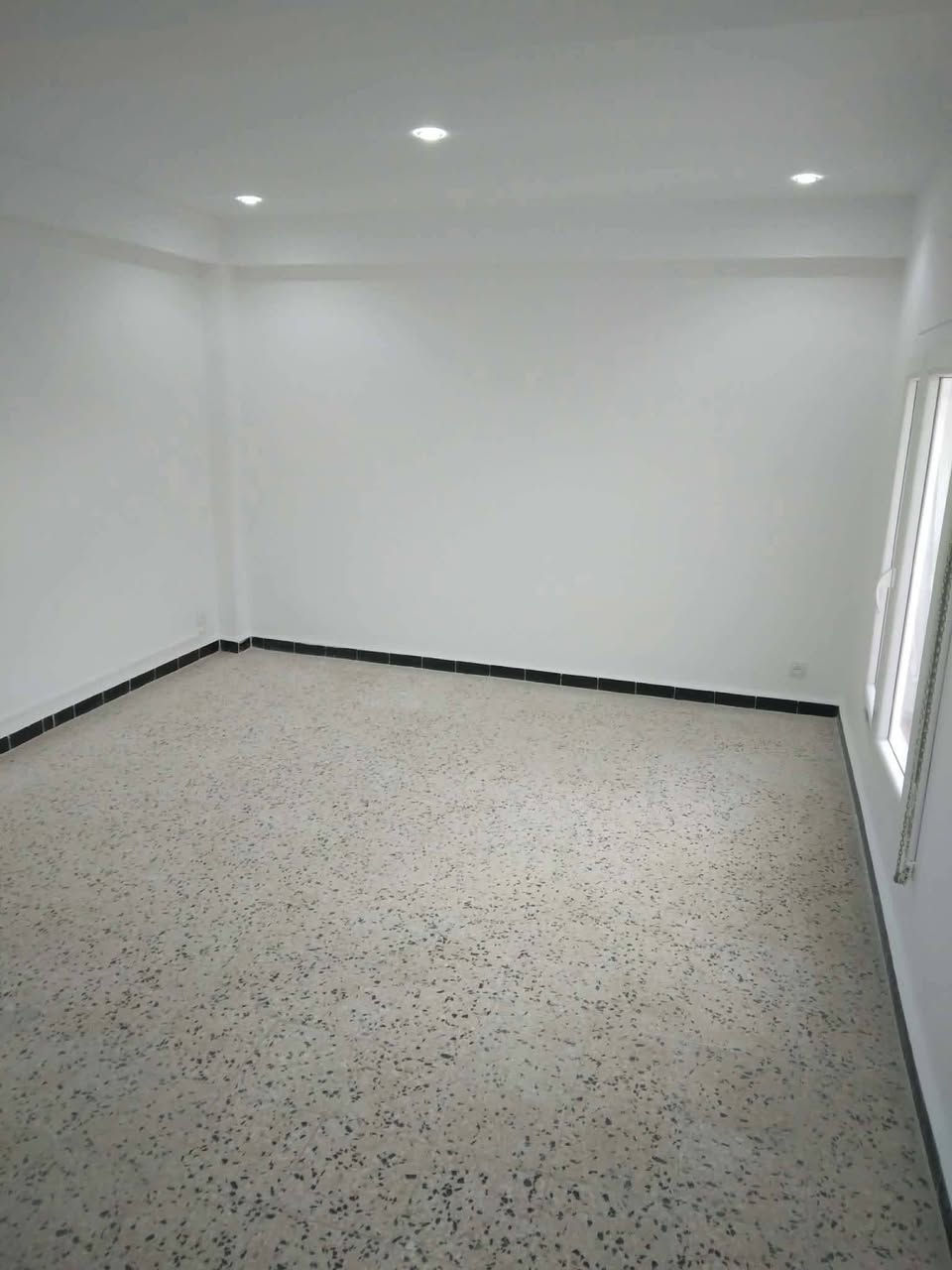 مثل ما عودناكم كل رمضان بي عروض  صبغ اساس+ ابلاستيكي+ تصليح الغرفة 300. الغرفتين 500  يشمل جميع المواد كرستة أو عمل اتصال ابو يزن الصباغ ***********
