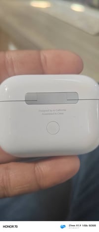 سماعات اصليه ابل 3 برو للبيع عل فحص مابيه اي خلل بدون كارتون السعر ٢٠٠...