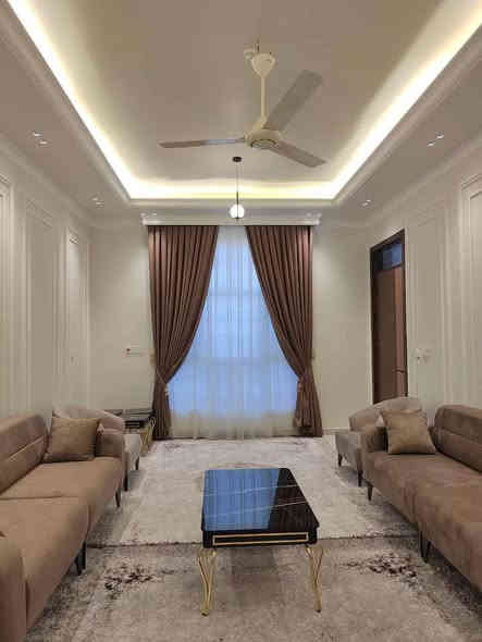 بيت 400م مساحه البناء 240م
متكون من غرفتين وصاله ومطبخ وبراني ومحمع صحي داخل وخارج البيت بناء حديث 
تصميم ديكورات حديثه الموقع طريق ديوانيه نجف داخل مجمع الشافعيه يبعد عن الشارع العام 400متر 
السعر 160 مليون 
 للاستفسار ***********
