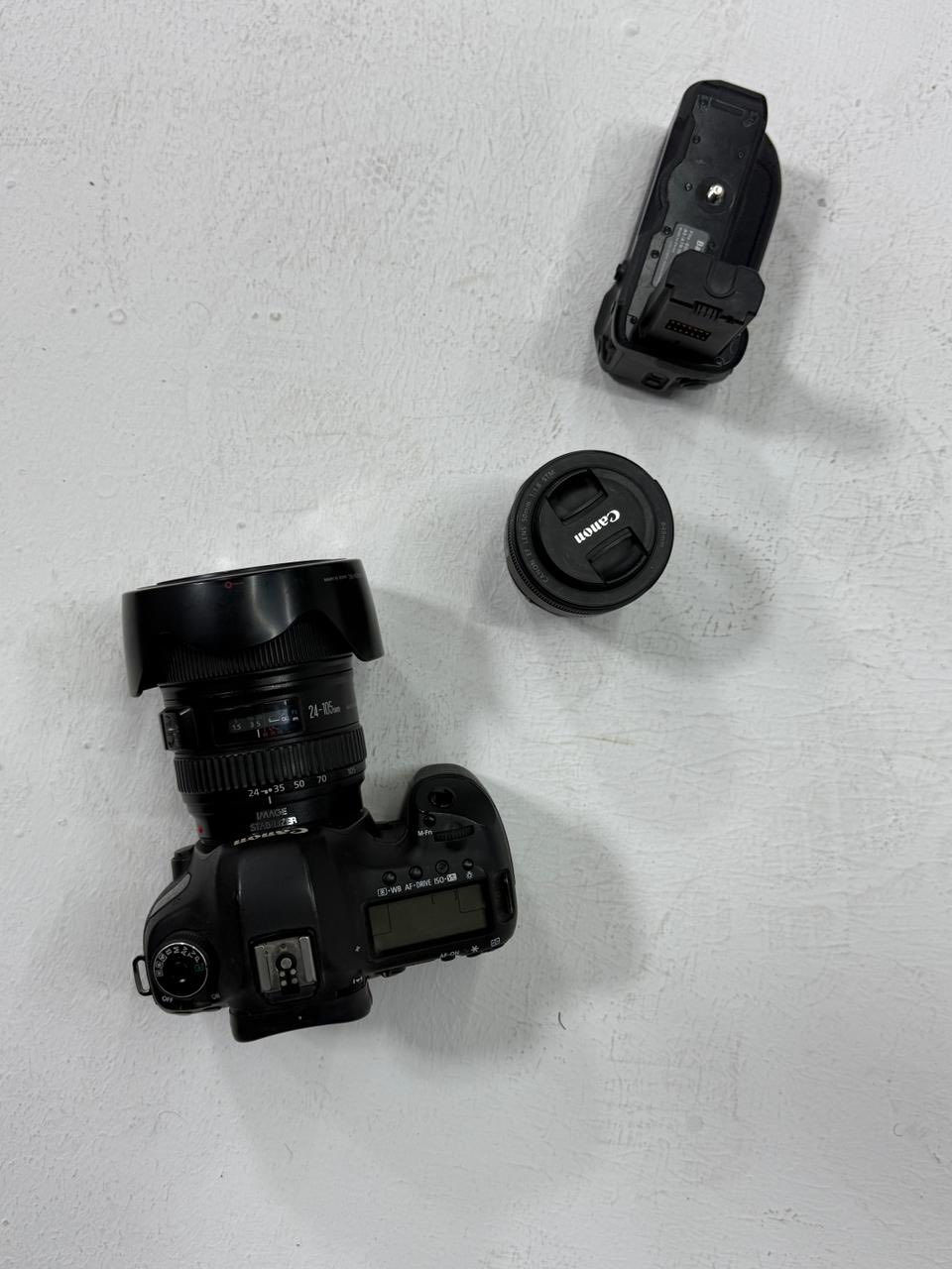 Canon 5D mark lll
عدسة 24-105mm رنك احمر اعلى فئة 
عدسة50mm
 بطاريات (2)+كرب بطاريات 
مع الملحقات كاملة 
جنطة 
السعر مليون و650بيهة مجال

سعر الرونن 350(2)بي مجال بسيط

***********
