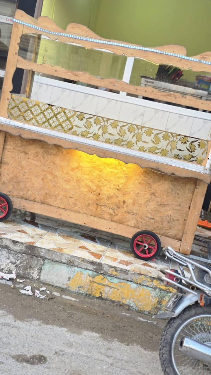 🔥 للبيع عربة مشروع جاهزة للشغل فوراً 🔥
عربة خشبية تصميم تراثي مميز وجذاب جداً للشارع ✨
شكلها ملفت وتناسب مشاريع:
كريب – وافل – ذرة – بطاطا – حلويات – قهوة وغيرها
✔ واجهة زجاج عرض
✔ إنارة LED جاهزة
✔ سهلة الحركة والتنقل
✔ جاهزة تشتغل من أول يوم بدون أي مصاريف إضافية


**إذا كنت صاحب هذا الإعلان وتريد حذفه لأي سبب، رجاءا أرسل رسالة إلى الدعم الفني**