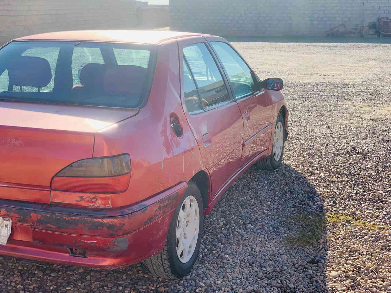 السلام عليكم
سيارة بيجو 306 فرنسي للبيع موديل 2002
السيارة كاملة
كهربائياتهة كاملة دوشمة جديدة
تواير جدد 
 السعر 27  وبيهةمجال
ويرهم مراوس
***********
