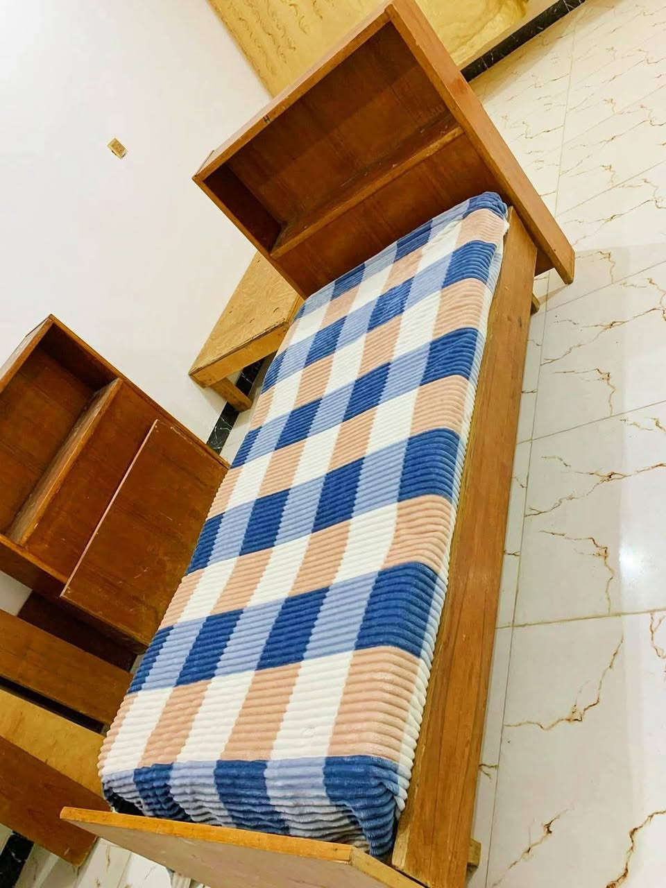 جرباية نفر عدد اثنين تكمه والقران تسكام الاصلي تتحمل وزن حتى لو 250..كلششش اصليىة
سعرهم قفل قفل 160 نظيفات جدا 🎀🎀
خشب انطي بي ضمان عشر سنوات اذا خرب اخسرلكم 
العنوان كوت زين القوس 
سبب البيع اشترينا غرفة كاملة 🌹
الشراي صدك يراسلني او يتصصل ع الرقم 
***********
 🫶🫶🫶
