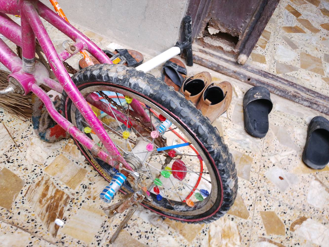 دراجة أطفال وردية اللون بحالة جيدة. تحتوي على زينة ملونة على العجلات التي تضيف لمسة جمالية فريدة. المقود والسرج مريحان وآمنان للاستخدام اليومي. الدراجة مثالية للأطفال الذين يحبون الركوب في الحديقة أو في الأماكن العامة.