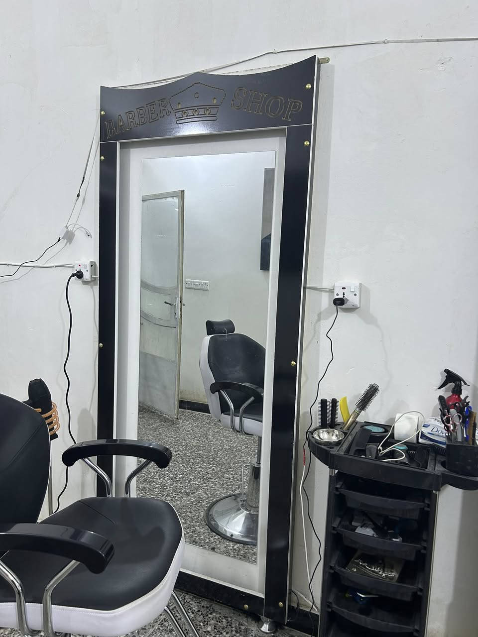 سلام عليكم غراض مستعمله كلش قليل كرسي جديد نضيف الله شاهد الغراض ومكاين جديده قيم واخذ بلي يرضي بي الله المكان بغداد زعفرانيه  

***********
