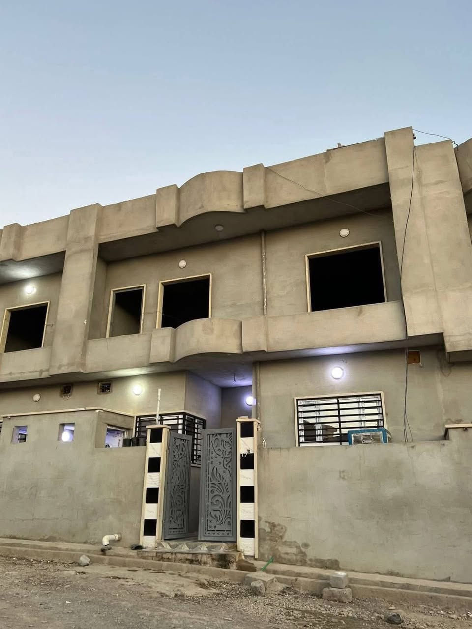 بيت 🏡 طابقين للبيع.    في حي القوسيات
خلف معمل 🏭 غاز التوفيق   

المساحه.   110. متر مربع 

وجها.    10.  م نزال.   11.   م

طابق الأول يحتوي  عله استقبال مطبخ.  غرفه نوم 🛌.  مشتملات.  خارج داخل. 

طابق الثاني يحتوي عله ثلث غرف نوم 🛌.  مشتملات 

خدمات ماء 💦 كهرباء ⚡️. قريب من التبليط 

سند زراعي ملك صرف.   نموذج.   25. وصل بلديه من الشرعي مباشر 

الدار 🏠. بناء 🔨. حديث.  ألفين.  2025. 

اتجاه.  قروب تام ☀️ 

السعر. ( 55 ).  بي مجال 

‏الاستفسار بالأرقام 

       ***********

***********
