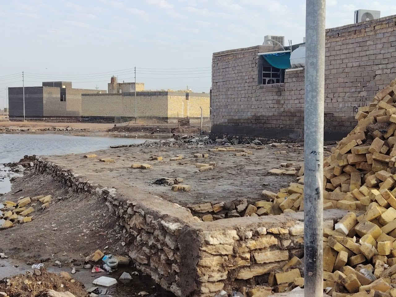 سلام عليكم قطعه 200 متر طابوك 3 سيارات 100 متر مبنيه اساس ولباقي قطعه مدفونه قطعتين عن الطابو ام العصافير البيت الابيض ورانه طابو *********** بيع مستعجل مناسبه
