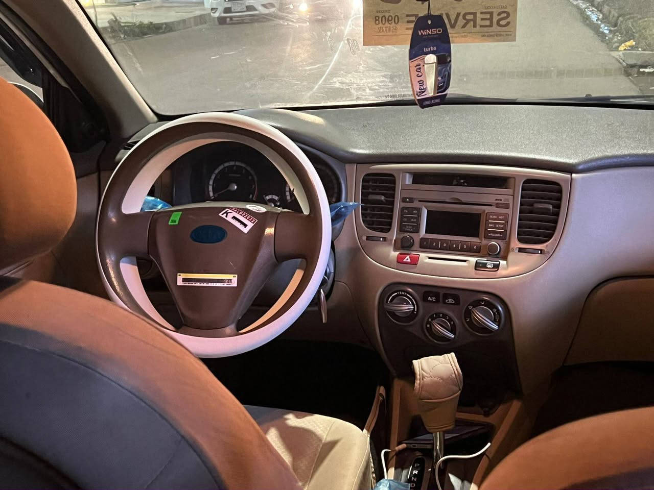 السلام عليكم : كيا ريو 2011 سياره نضيفه عليها 3 ملاحضات بارد مابيها حادث ومابيها ولا نقطه صبغ ومعجون
ماشيه 100 الف فقط سياره نضيفه وجاهزه وسعرها كلش مناسب 
***********
