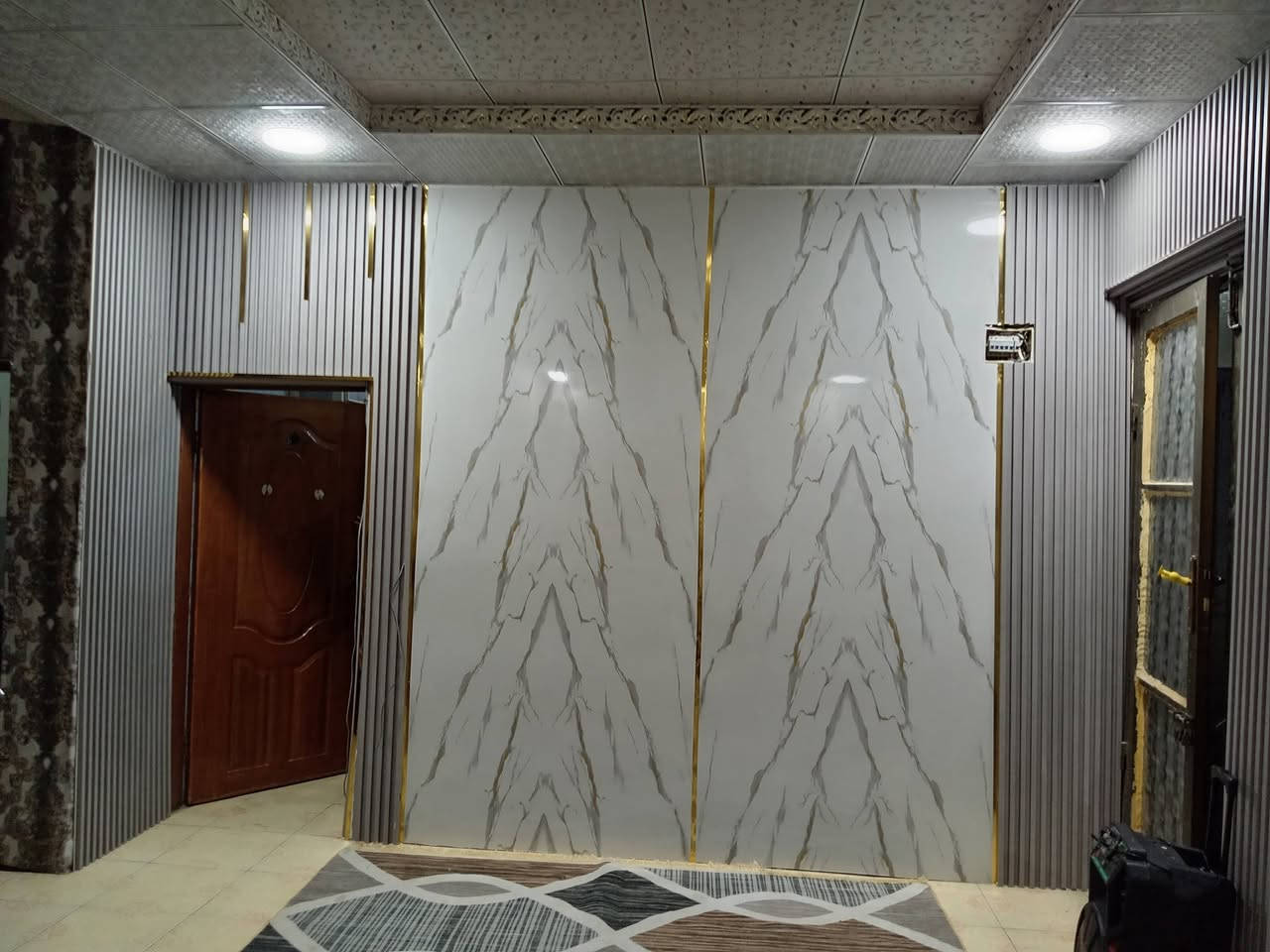 سلام عليكم نعمل كل أنواع لسقوف الثانويه خسف مربعات تغليف جدران بديل لخشب ورخان وجميع نواع لديكورات لهندسيه متوفر خاص وتساب *********** متفرغ
