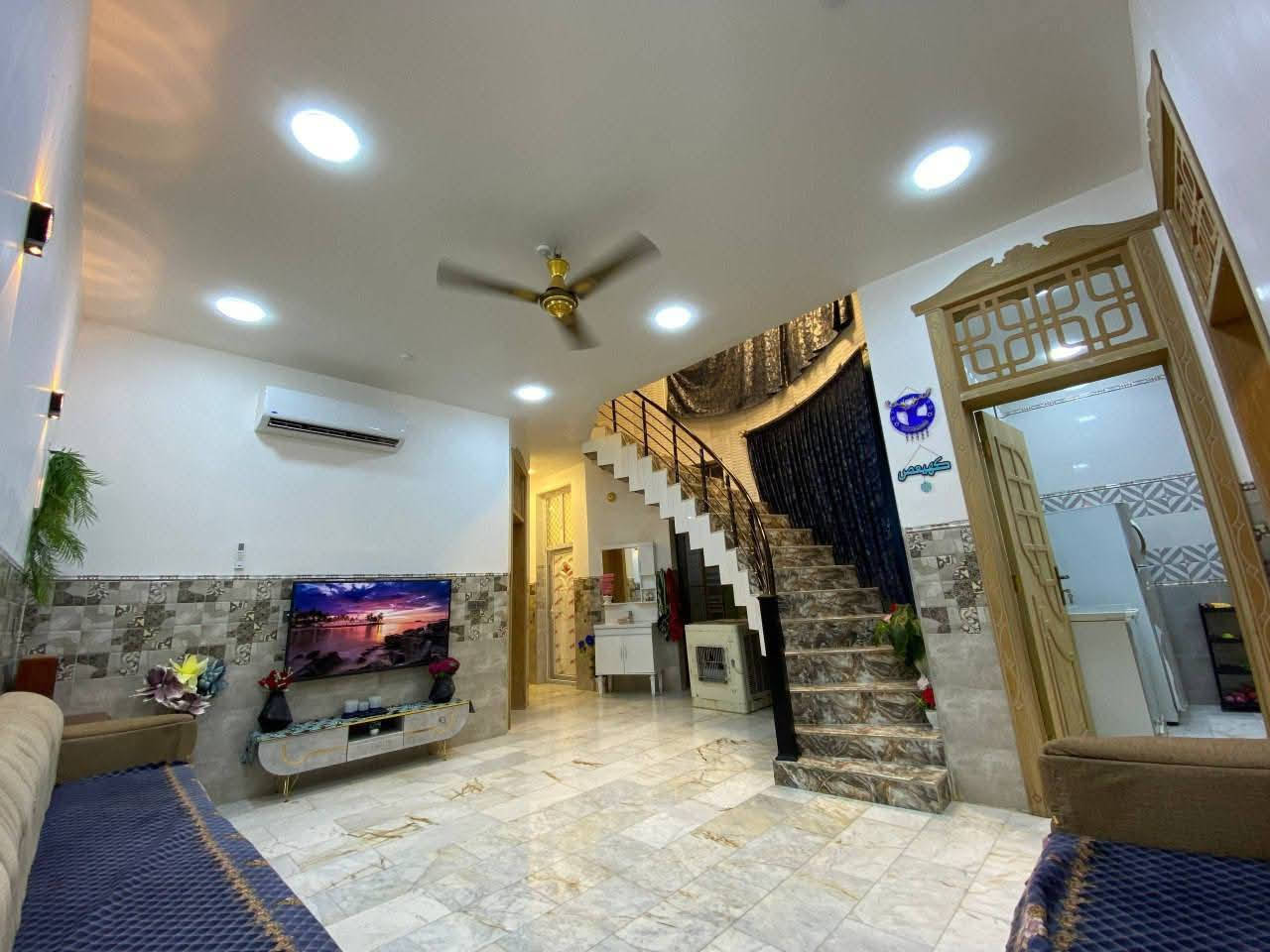 للبيع 《فرصه سكنيه استثماريه 》
السلام عليكم  
تم توفير بيت   طابو  صرف 
المساحه      :  155متر 
واجهيه.      :  7.5 متر 
صنف العقار : طابو صرف 
الخدمات.    : خدمات كامله   《 ماء وكهرباء  تبليط  》
المحتويات  : غرفه طابق ارضي +ثلاث طابق اول +استقبال +هول + مجمع صحيات عدد ٣
#الموقع. .  : بابل / ابي غرق / حي الحسين /خلف الضغط /  شارع السبيس .
#ملاحظه.  : منطقه حلوه ومرتبه 
#السعر.      : 160مليون .
#ملاحظه.  : خدمات متوفره ماء كهرباء تبليط   (الشراي الحقيقي اتصل وبخدمتك)
للاستفسار الاتصال على الارقام التاليه:
*********** اتصال + واتساب 
*********** اتصال + واتساب
 #بابل_ابي_غرق

