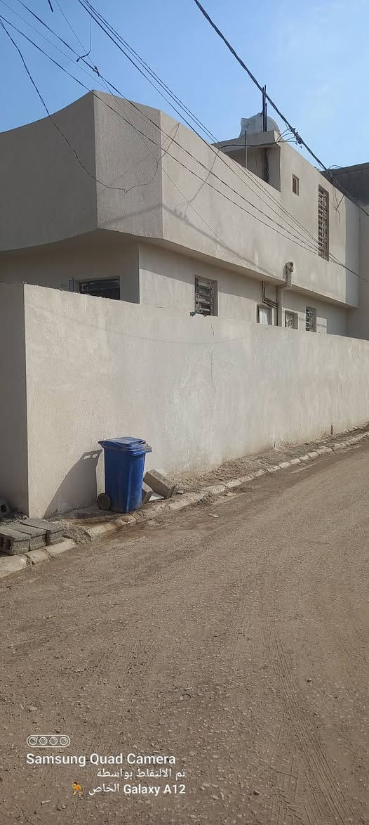 السلام عليكم  بيت للبيع طابو زراعي سند 25  المساحة 220  متر  طابق او نص  يحتوي على 2 غرفة نوم   + 2 غرفة سويت  مطبخ كبير  + صاله + ستقبال  البناء حديث  العنوان كربلاء طريق بغداد  مجاور مطبخ العتبه  الاستفسار  الاتصال على الرقم  ***********  / ***********
