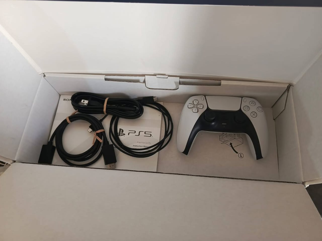 PS5 Slim ريجن امريكي (الطافي) آخر اصدار ملحقاته بعدهن جدد جوستك وحده تجي ويه الجهاز و استخدامي للجهاز قليل بحكم اوقات العمل استفسار خاص او واتس آب *********** تجي تشغل و تفحص و تقتنع والله وياك مكاني بعقوبة
