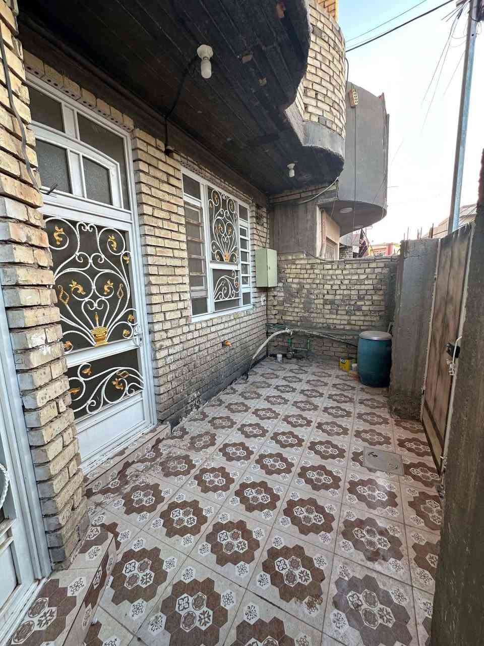 بيت مساحة 112 متر طابو زراعي

متكون من طابقين 

الطابق الأول 

هول و منور و صحيات و صالة ( غرفة سابقاً )

 و أستقبال كبير 4x6

الطابق الثاني

ثلاث غرف

غرفتين 4x5

و غرفة 3x4

و صحيات كاملة

للأمانة البيت بناء جديد و جداً نظيف 

هاي الصور مثل ما موضح أمامكم

العنوان المسيب شارع قاسم الخفاجي
خلف جامع المحسن

السعر / 92 مليون 

للأستفسار عن السعر الأتصال بصاحب الدار / ***********
