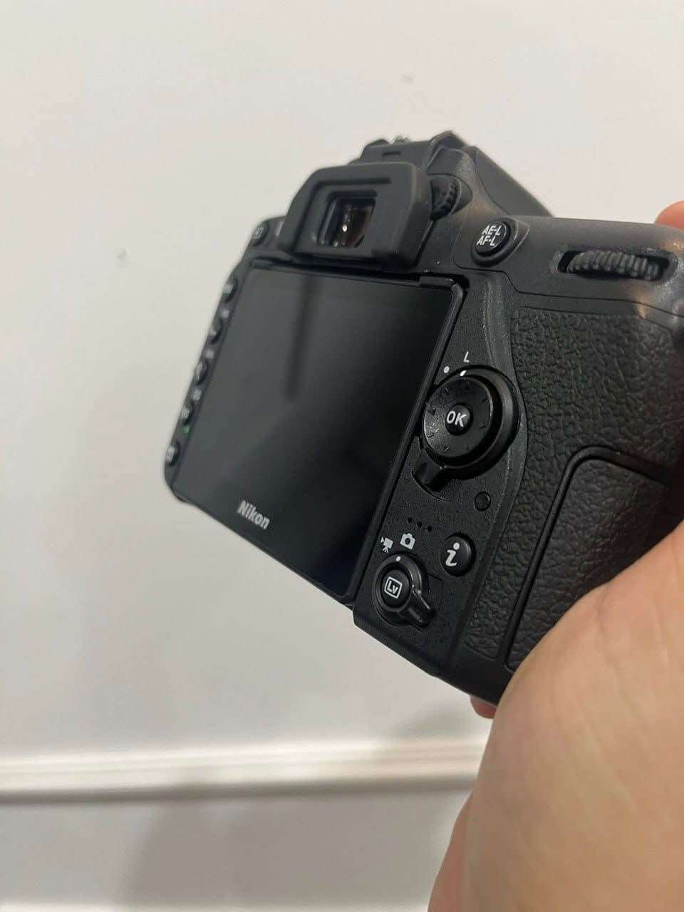 كاميرا نيكون D7500
تصوير فيديو 4k
شاشة لمس متحركة 
عدسة الاصلية 18 - 140

السعر 900 الف 
اتصال  او واتساب ***********
