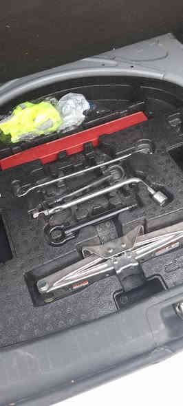 السلام عليكم 
نوع السيارة:-تيوتا كورولا هايبرد 
📍موديل:-2023
📍محرك:- 1800cc
‎فتحة سقف سلايد
‎بصمة
‎كراسي جلد لون احمر 
‎شاشة
‎كامرة
‎هاند برك كهرباء
‎رادار
‎تحديد مسار
‎نضام البور
‎نضام السبورت
‎نضام الاوتو هولد
‎نضام الطوارء
‎بك لايت LED
‎لد زنون
‎تنبيه عند الانحدار عن الطريق
‎تحكمات ستيرن جهتين
‎تبريد قطعتين
‎اريباكت كاملة
نضام المصابيح الامامية اوتو ماتك 
ويل مقاس 17 
 شركه الجاسم اول وجبه بل هايبرد 
السعر ١٣٧ 
***********
