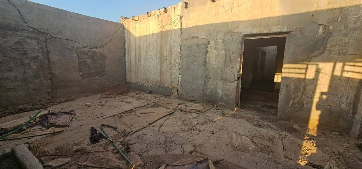 مشتمل للبيع 
الموقع/العباسية ورة جسر العباسية منطقة الخدية
-قرار محكمة 
تبعد عن الشارع العام 50متر 
المساحة /100متر 
ماي كهرباء تبليط مجاري كاملة 
السعر 20قابل للتفاوض 
للاستفسار 
***********
