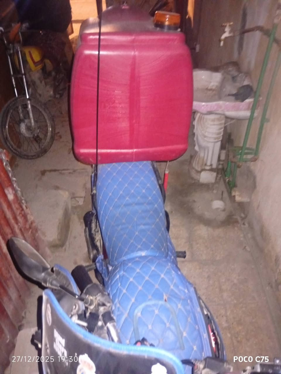 بوكسر مديل 18 رقم وسنويه دراجه بيه خيط تبخير اربعه كير مو خمسه  دراجه احله من الواقع بس متروكه  صارله سبوع دراجه خير من الله من معدل وشلعه تخبل عليه اضافات من صندوك دلفري وجامه اماميه  واريل طويل وتلببسه زركه وعله زنون H7 زنون قوي كلش مفتوحه مره وحده تجفيت وكاله قبل 4 اشهر  سعر مليون ونص قفل  هاتف ***********
