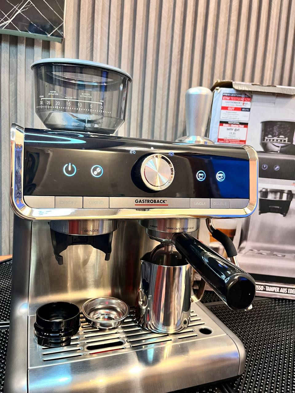 متوفر اخر قطعه فقط 
☕ ماكينة ألمانية Gastroback Design Espresso Barista Pro
مكينة احترافية لعشاق الإسبريسو وتحضير القهوة بجودة كافيه ✨
📌 المواصفات: • طاحونة مدمجة مع درجات طحن متعددة
• ضغط استخلاص احترافي لإسبريسو غني بالكريما
• ذراع تبخير قوي لتحضير الكابتشينو واللاتيه
• هيكل ستيل مقاوم للصدأ بتصميم فاخر
• تحكم سهل وسريع بالأزرار الأمامية
• مناسبة للاستخدام المنزلي والكافيهات الصغيرة
• حامل بورتفلتر احترافي
• خزان ماء عملي وسهل التعبئة
• تسخين سريع وثبات بدرجة الحرارة
🔥 المميزات: ✔️ تطحن وتحضر القهوة بنفس الوقت
✔️ فوم حليب كثيف وكريمي
✔️ تحكم بدرجة الطحن حسب نوع البن
✔️ شكل أنيق يضيف فخامة للمكان
📦 المحتويات: • المكينة
• بورتفلتر
• سلة فلتر
• تمبر معدني
• إبريق تبخير الحليب
💥 مناسبة لتحضير: ☕ Espresso
☕ Cappuccino
☕ Latte
☕ Flat White
للطلب والاستفسار راسل الصفحة 📩


**إذا كنت صاحب هذا الإعلان وتريد حذفه لأي سبب، رجاءا أرسل رسالة إلى الدعم الفني**