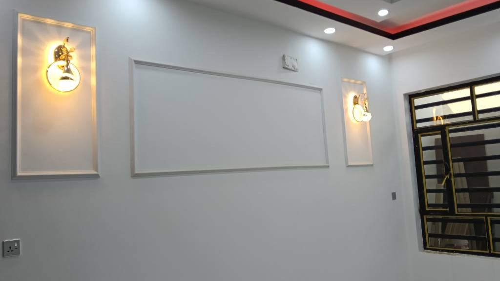 الدار زراعي للبيع 100 متر  السعر 135 مليون وبيها مجال البناء 2025 يحتوي البيت الطابق الارضي على صالة و مطبخ و حولي و حمام مع تواليت وغرفة نوم والطابق الثاني غرفتين نوم وحمام مع تواليت يعني مجموع الغرف النوم ثلاثة مع حمامين داخل البيت وتواليت خارجية موقع البيت في الدورة البعيثة في مجمع العدل الثالث الاستفسار على هذا الرقم *********** بغداد, العراق
