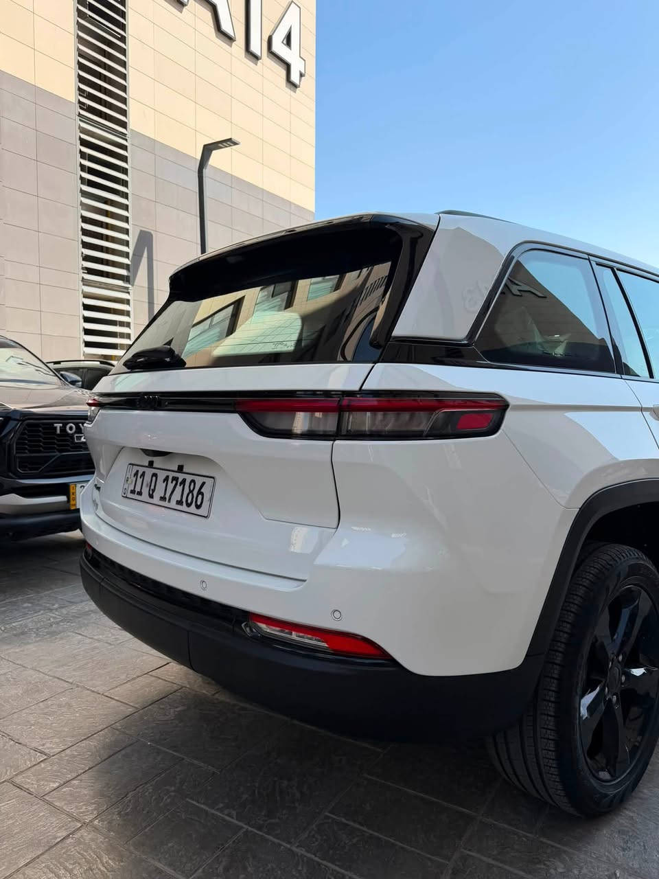 جيب موديل 2024 وكالة هارلم
جيب شيروكي 4X4 
بلاك توب     Altitude التيود 
مغلفة ppf + الجام عازل حراري 
ماشية ٦ الف 
مواصفات:

* فتحة سقف 
* قير أوتوماتيك 8 سرعات. 
* دفع رباعي (4x4) .
* ويل  اسود قياس 20 إنش.
* شاشة وسطية مع Apple CarPlay وAndroid Auto لاسلكيًا.
* شاشة عدادات رقمية .
* شاحن لاسلكي للموبايل.
* تشغيل بصمة ودخول ذكي.
* مقاعد أمامية مدفأة مع مقود مدفأ.
* كاميرا خلفية وحساسات أمامية وخلفية.
* مثبت سرعة متكيف (Adaptive Cruise Control).
* نظام المحافظة على المسار.
* نظام مراقبة النقطة العمياء.
* رادار طوارئ أوتوماتيكية وتحذير من الاصطدام.
* رادار خلفي التحذير عند الاصطدام .
السعر :٣٧،٥٠٠$
* السيارة مكفولة كفالة عامة 
العنوان 
حي الجهاد 
***********
