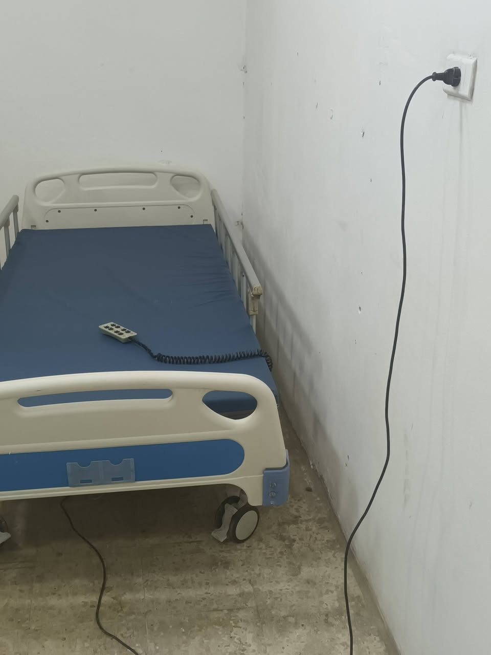 تخت طبي كهربائي للبيع
0780791113
200دينار 
 200دينار برفع الضهر ورأس 
وبرفع التخت كامل مزود بحواجز لحماية المستخدم


**إذا كنت صاحب هذا الإعلان وتريد حذفه لأي سبب، رجاءا أرسل رسالة إلى الدعم الفني**