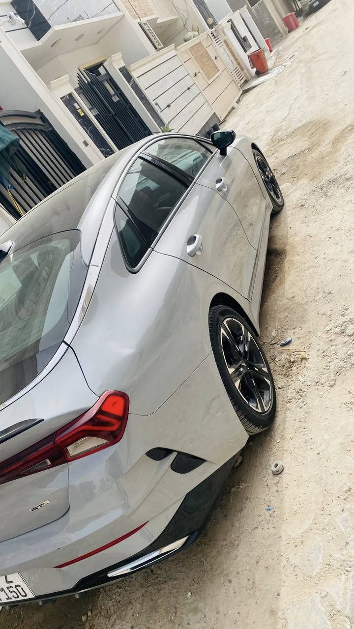 السلام عليكم كي فايف موديل 2024 جي تي لاين فول مواصفات ماشيه 21 الحادث موضح بلمنشور مع السونار سياره نضيفه جدا 
مكان السياره بغداد الدوره 
رقم الهاتف ***********
السعر 175
