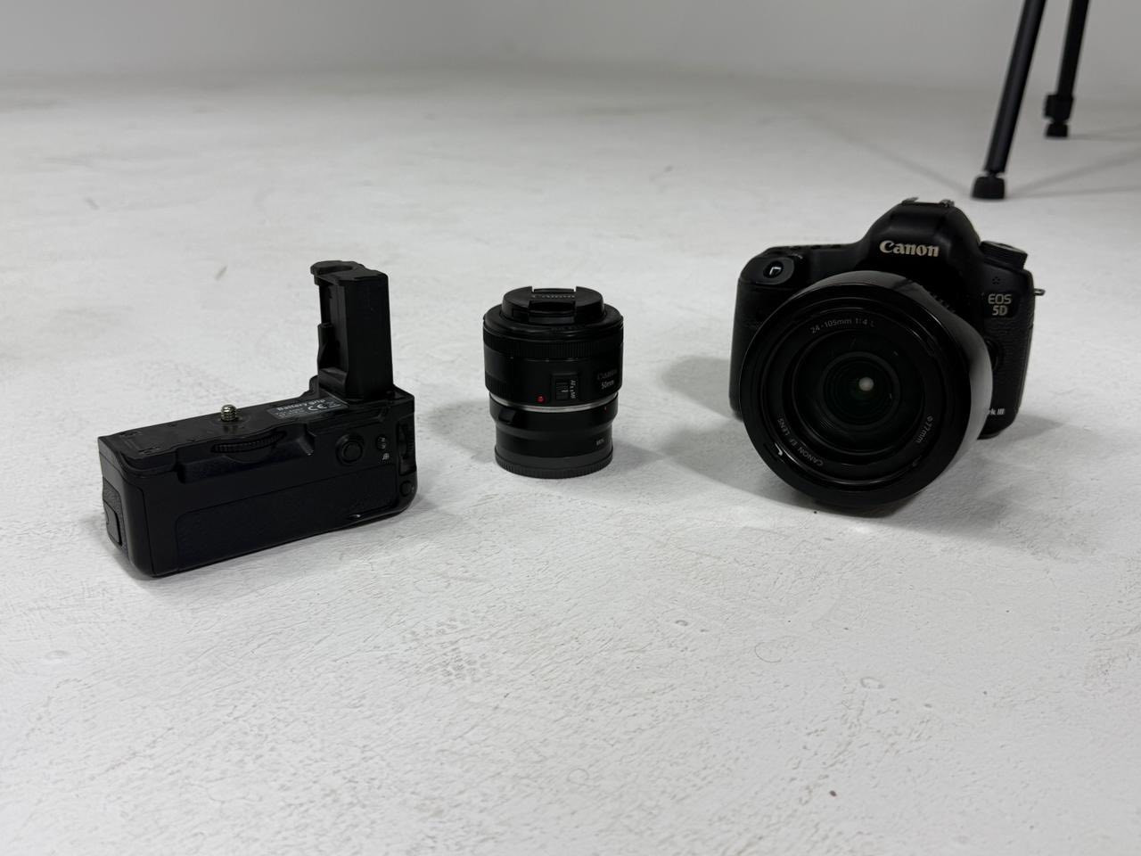 Canon 5D mark lll
عدسة 24-105mm رنك احمر اعلى فئة 
عدسة50mm
 بطاريات (2)+كرب بطاريات 
مع الملحقات كاملة 
جنطة 
السعر مليون و650بيهة مجال

سعر الرونن 350(2)بي مجال بسيط

***********
