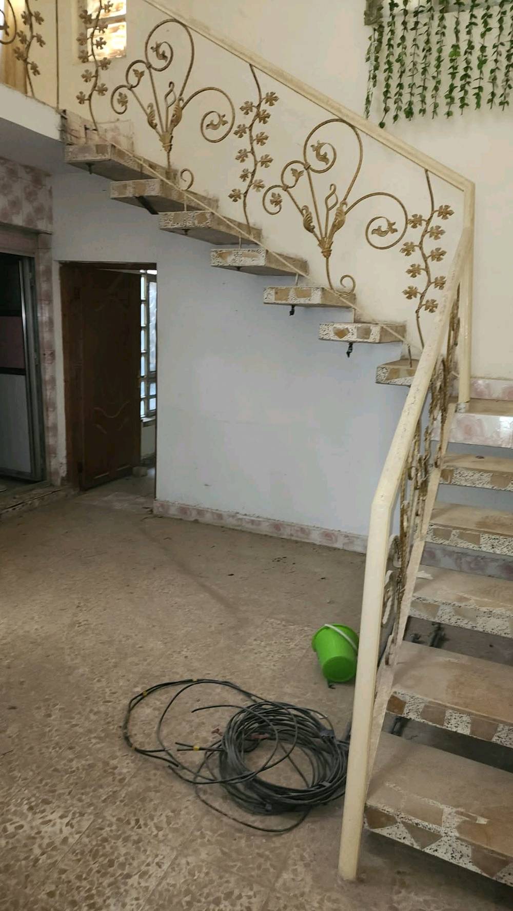 السلام عليكم بيت للبيع منطقة ابوغريب منطقى حي الصديق عرب جلوب يصحوله البيت في بدايه شارع20 التجاري يعني على شارع قرب مطعم القلعه بصف وكيل الطحين مساحه البيت 100 متر قاطين يتكون من صاله ومطبخ وحولي وغرفه نوم وتركين  القاط الثاني غرفه كبيره مع مخزن في السطح الاول البيت بناء بلوك 
