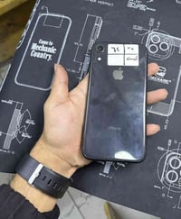 آيفون اكس آر كبس نورمل  ذكره 64 بطاريه75 جهاز ما يعبر هو  كله شغل السع...