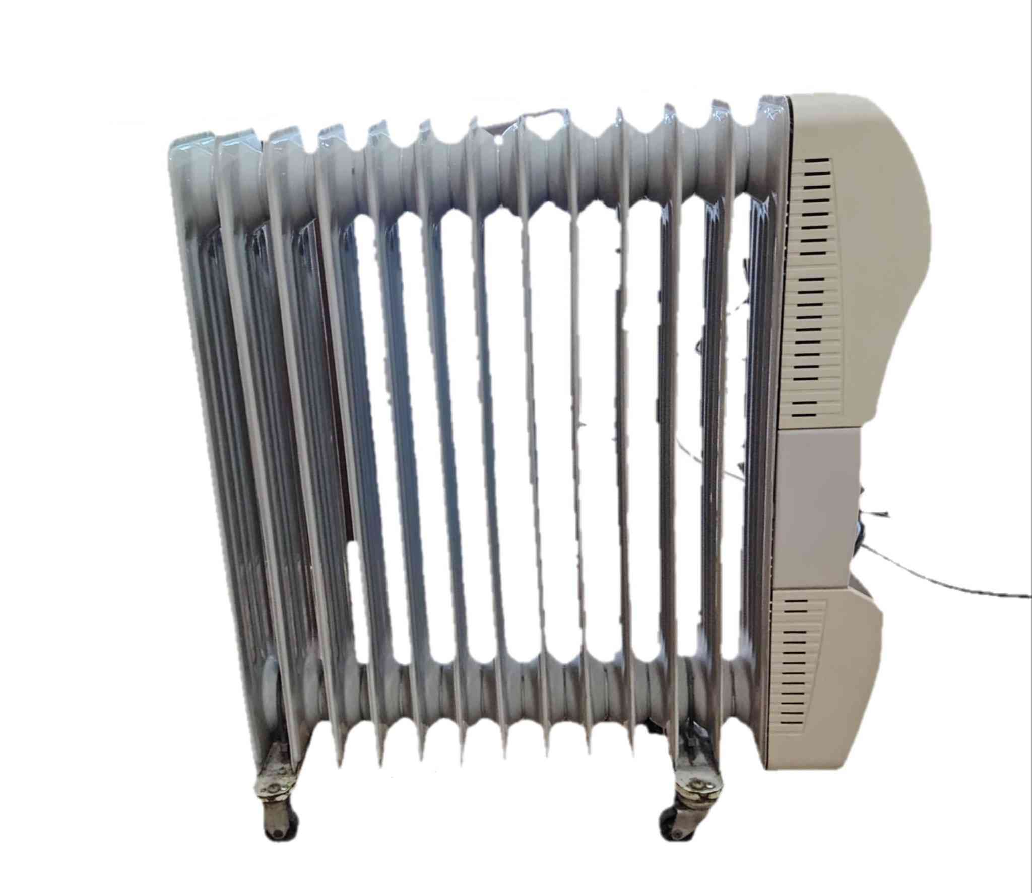 مدفئه زيتيه ماركه دينكا الاصلي
شغاله ونضيفه حيل مخزونه سليمه مابيها اي عطل او كسر بيها تايرات متحركه (نوعيتها زيتيه ما تحرق اليد او الملابس)  بيها موقت شغال تنصبو و اربع وضعيات حراره مكونه من ١٢ خانه السعر
٤٠ الف وبيها مجال بسيط
للاستفسار الاتصال على ***********
